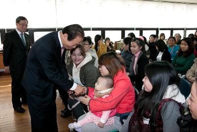 군산 이주여성 한국어 교육 종강식에 방문한 문동신군산시장