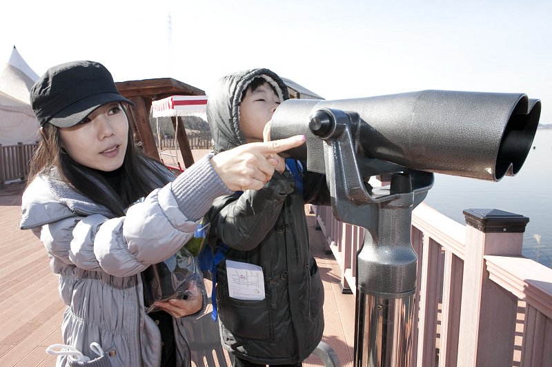군산세계철새축제에서 철새도래지를 관찰하는 관광객