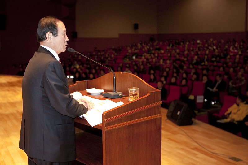 군산시 주요현안을 설명하는 문동신시장