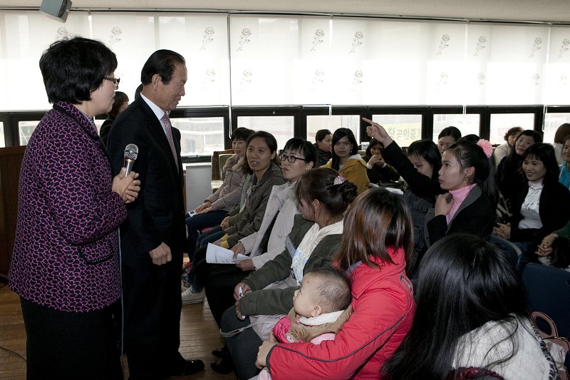 군산 이주여성 한국어 교육 종강식에 방문한 문동신군산시장