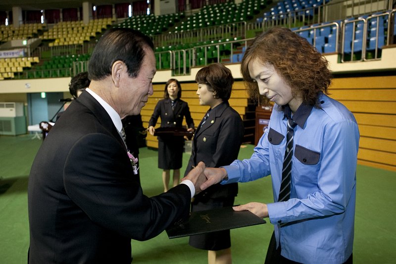 군산시 어린이 교통사고 제로화 운동 촉진대회에서 문동신시장으로부터 위촉장을 받는 모습