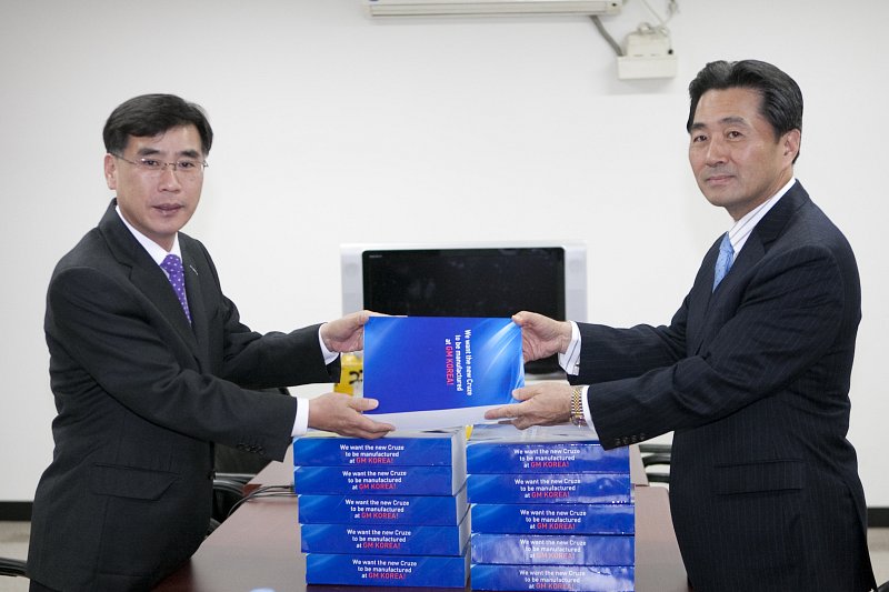 강승구부시장 한국GM 신형크루즈 생산중단 철회를 요구하는 16만여명의 서명부 전달