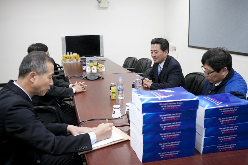 강승구부시장 한국GM 신형크루즈 생산중단 철회를 요구하는 16만여명의 서명부 전달 후 간담회