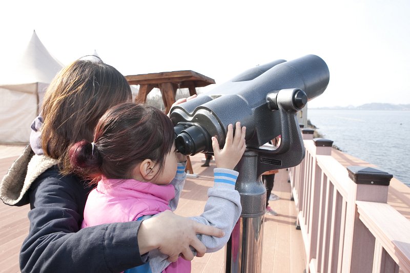 군산세계철새축제에서 망원경으로 철새를 관찰하는 관광객