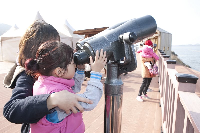 군산세계철새축제에서 망원경으로 철새를 관찰하는 관광객