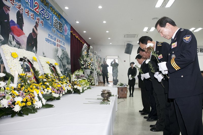 연평도 포격도달 2주기 추모행사에 참여한 지역 기관장 헌화모습