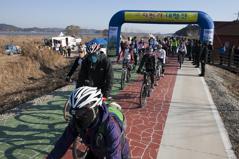 금강 자전거길 대행진 참가자 출발 모습