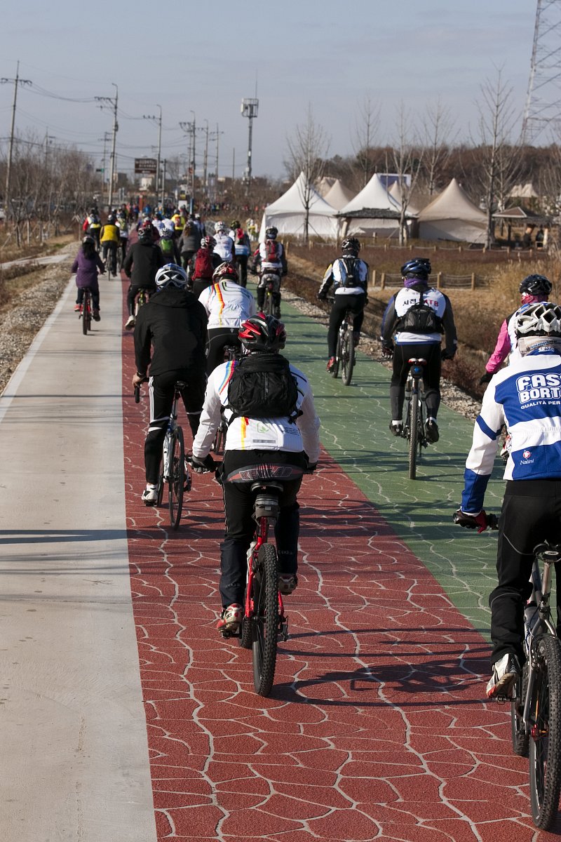 금강 자전거길 대행진 참가자들 자전거를 달리는 모습