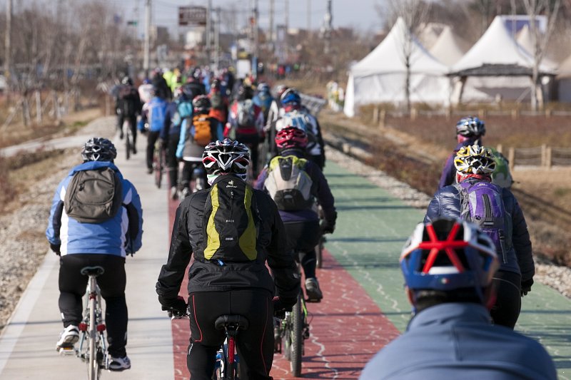 금강 자전거길 대행진 참가자들 자전거를 달리는 모습