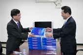 강승구부시장 한국GM 신형크루즈 생산중단 철회를 요구하는 16만여명의 서명부 전달사진(00002)