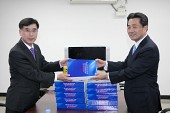 강승구부시장 한국GM 신형크루즈 생산중단 철회를 요구하는 16만여명의 서명부 전달사진(00004)