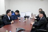 강승구부시장 한국GM 신형크루즈 생산중단 철회를 요구하는 16만여명의 서명부 전달 후 간담회사진(00009)
