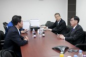 강승구부시장 한국GM 신형크루즈 생산중단 철회를 요구하는 16만여명의 서명부 전달 후 간담회사진(00010)