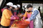 군산시여성자원봉사회와 군산시의회 행정복지위원회 의원들이 함께 사랑의 김치를 담그고 있다사진(00001)