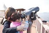 군산세계철새축제에서 망원경으로 철새를 관찰하는 관광객사진(00007)