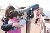 군산세계철새축제에서 망원경으로 철새를 관찰하는 관광객사진(00008)