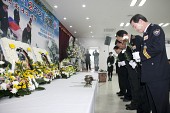 연평도 포격도달 2주기 추모행사에 참여한 지역 기관장 헌화모습사진(00011)
