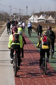 금강 자전거길 대행진 참가자들 자전거를 달리는 모습사진(00012)