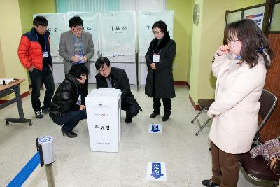 투표함을 고정중이다.