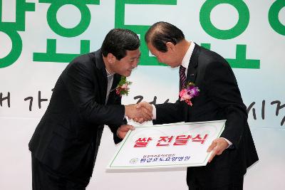 서로 악수하는 관계자와 시장님.