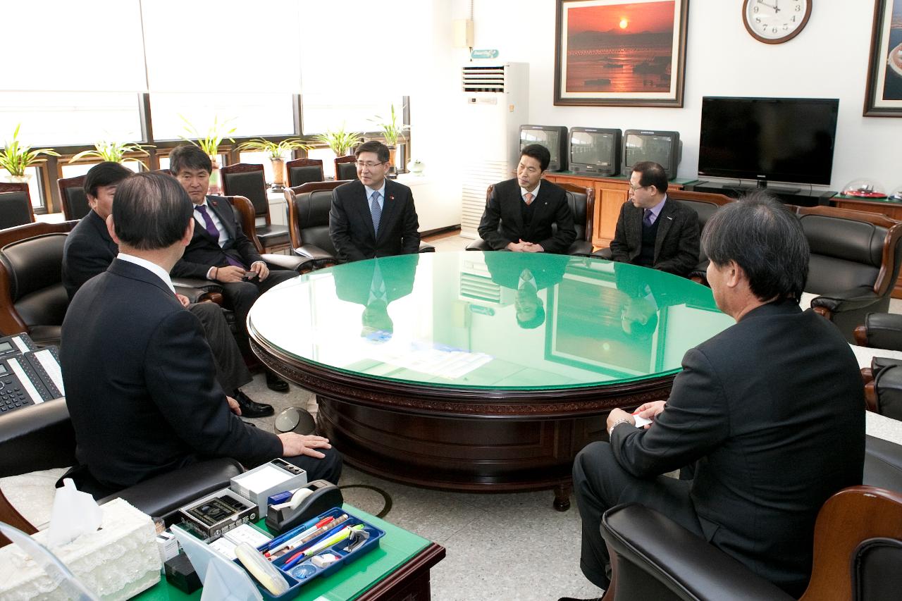 전북은행 직원을 바라보시는 시장님.