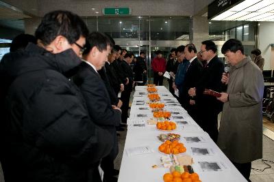 점등식후 간단한 다과가 시청 로비에 펼처졌다.