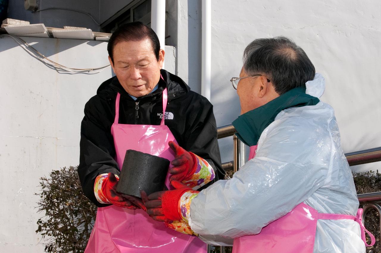 연탄을 넘겨받는 시장님.4