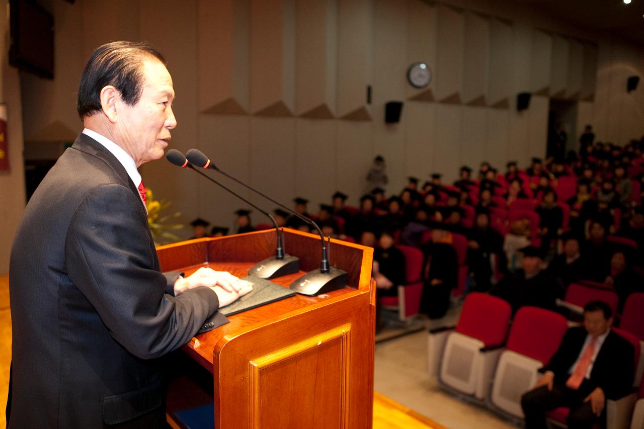 수료생들에게 한말씀 하시는 시장님.