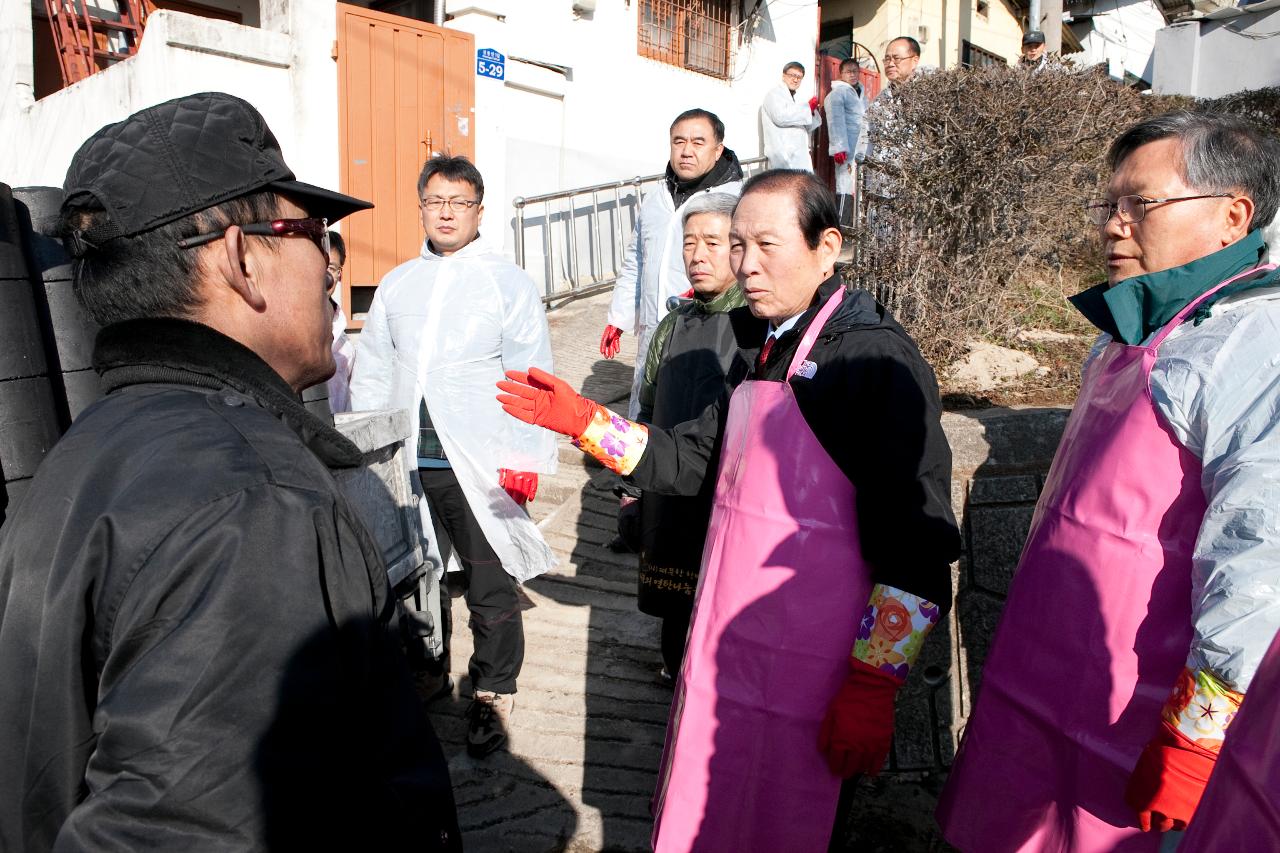 연탄배달 아저씨와 인사하는 시장님.