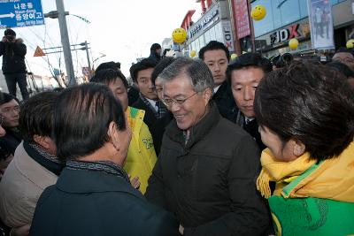 민주당 문재인 대선후보 군산방문 중 수많은 인파속에 시장님과 인사하는 모습