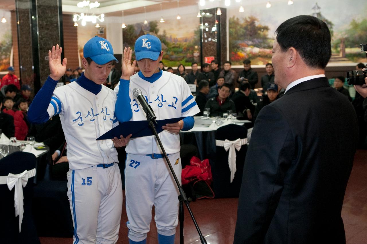 군산상고 학생둘이 선서를 하고있다.