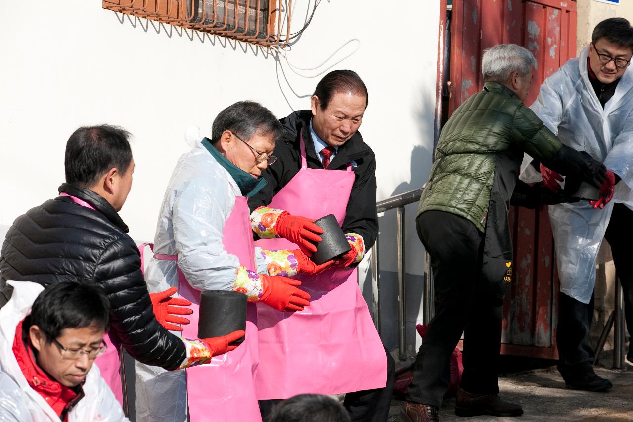 열심히 연탄 릴레이중이신 시장님과 관계자들.