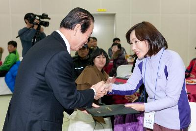 시장님의 위촉장 수여모습.