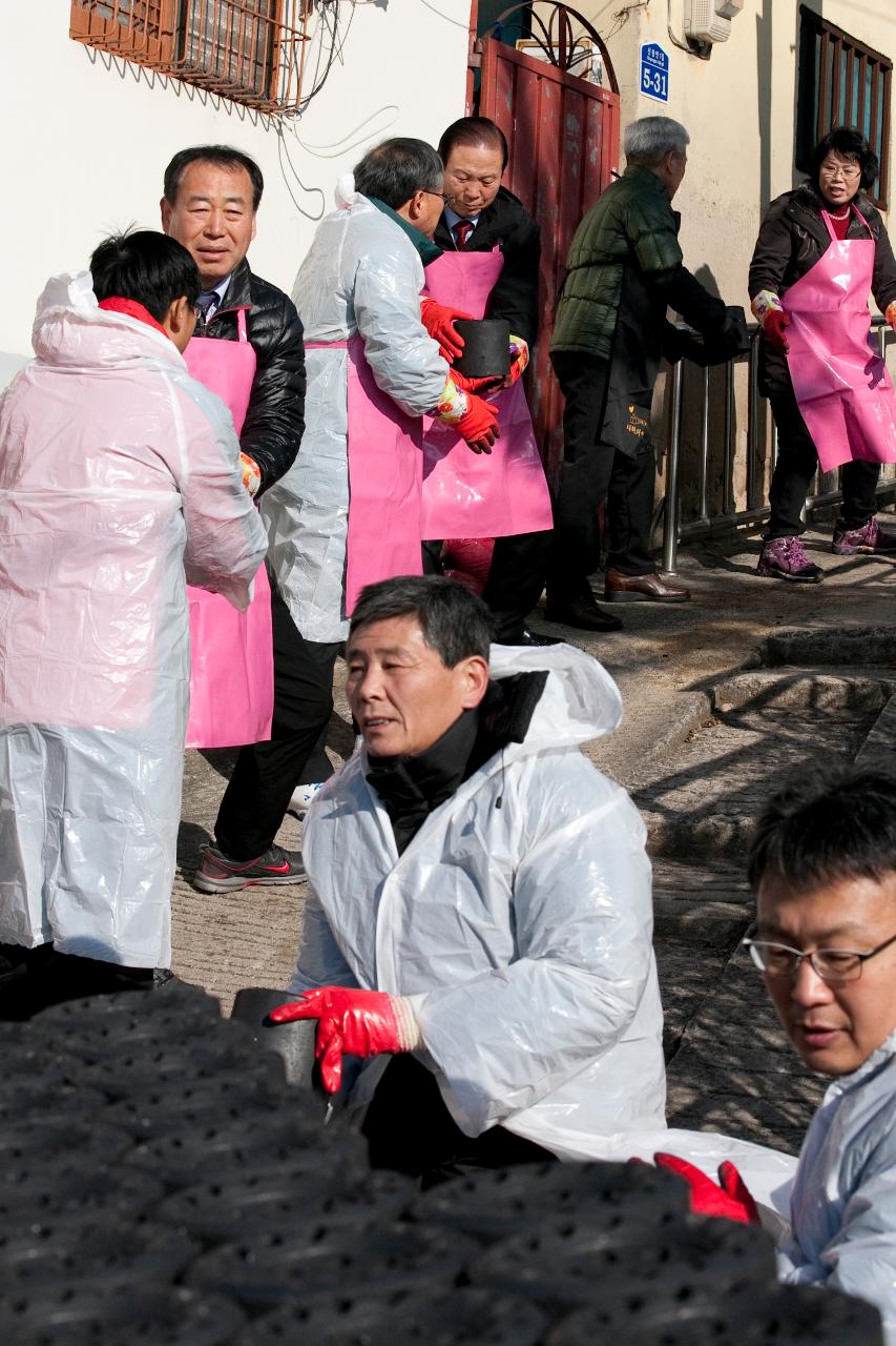 연탄을 넘겨받는 시장님의 모습.