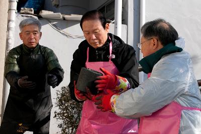 연탄을 넘겨받는 시장님.3