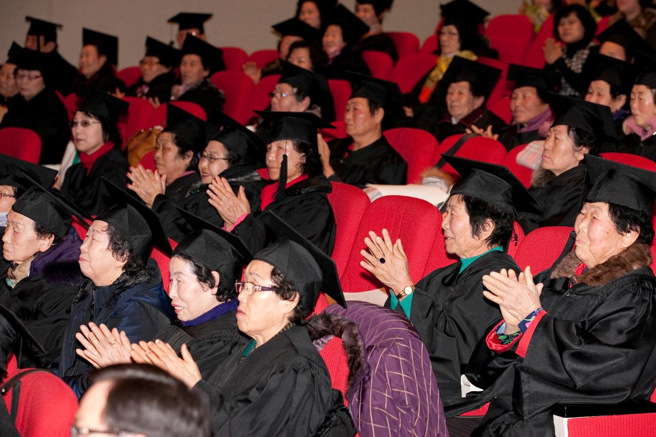 축하 공연을 본후 수료생들의 박수.