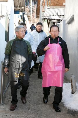 사랑의 연탄나눔 행사를 마치고 돌아오는 시장님.