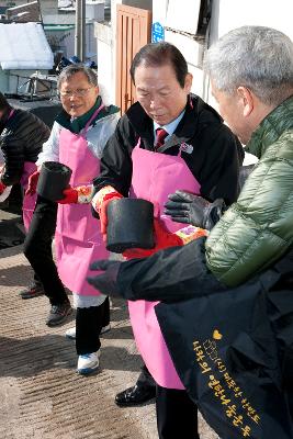 행여 연탄이 깨질세라 신중하시는 시장님.