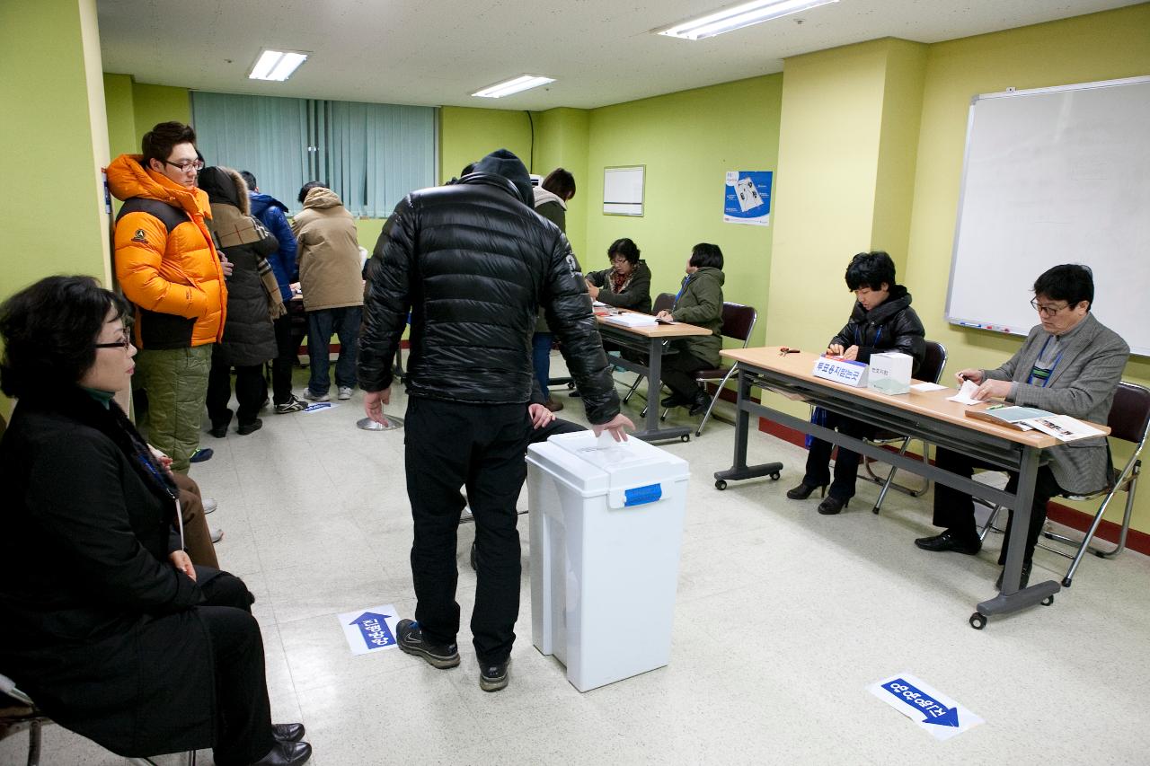 투표함에 투표하는 시민.