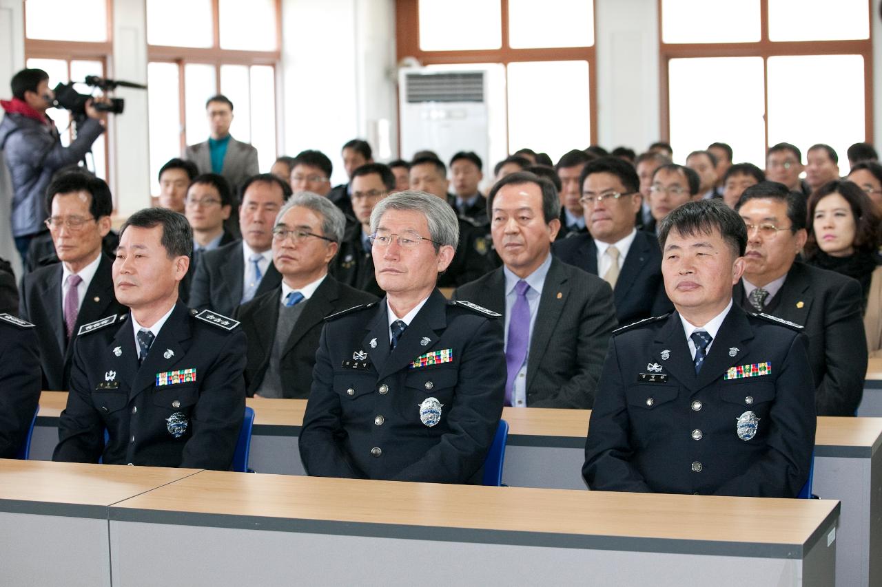 많은 교도관 및 법무부 소속인들이 참관했다.