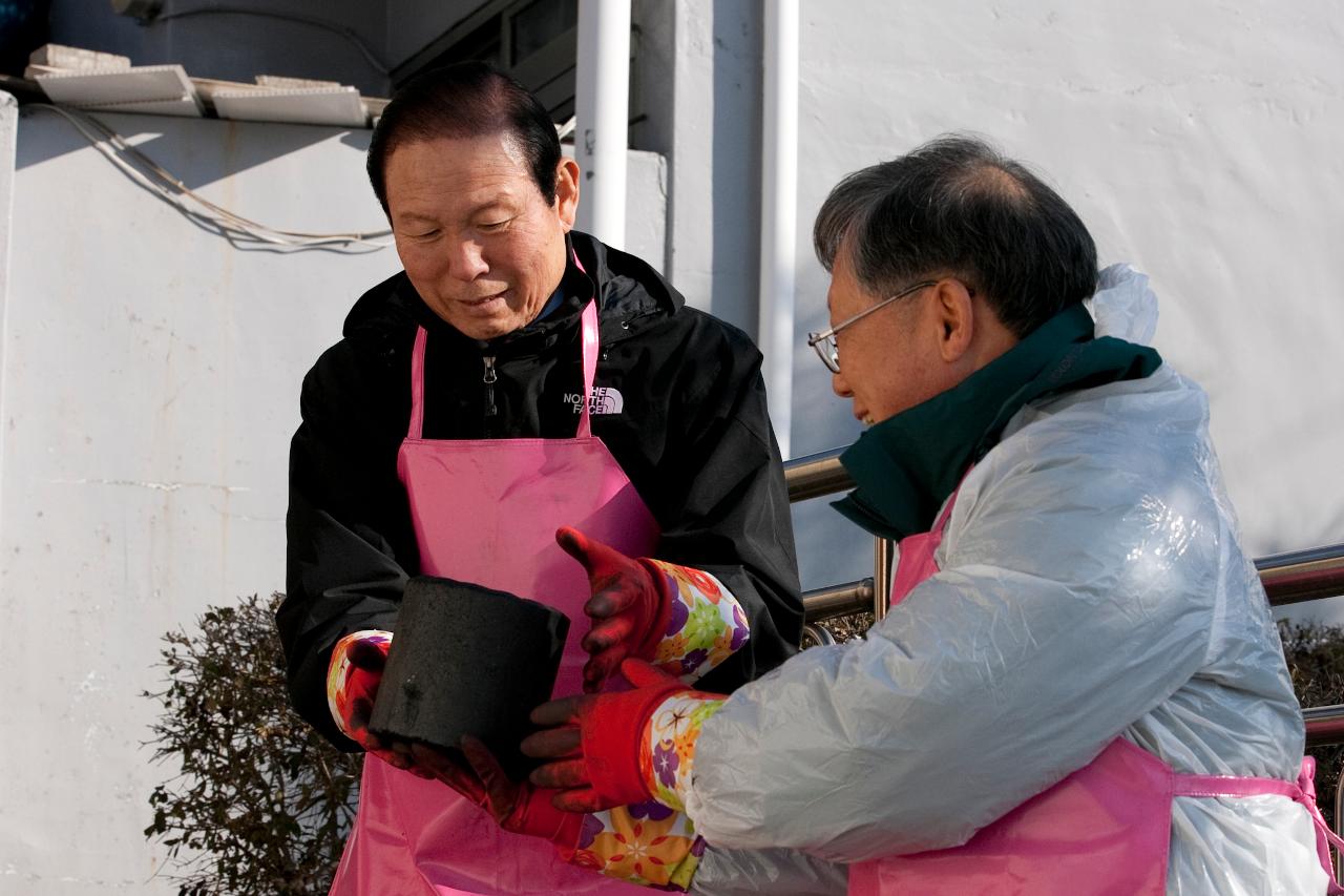 연탄을 넘겨받는 시장님5