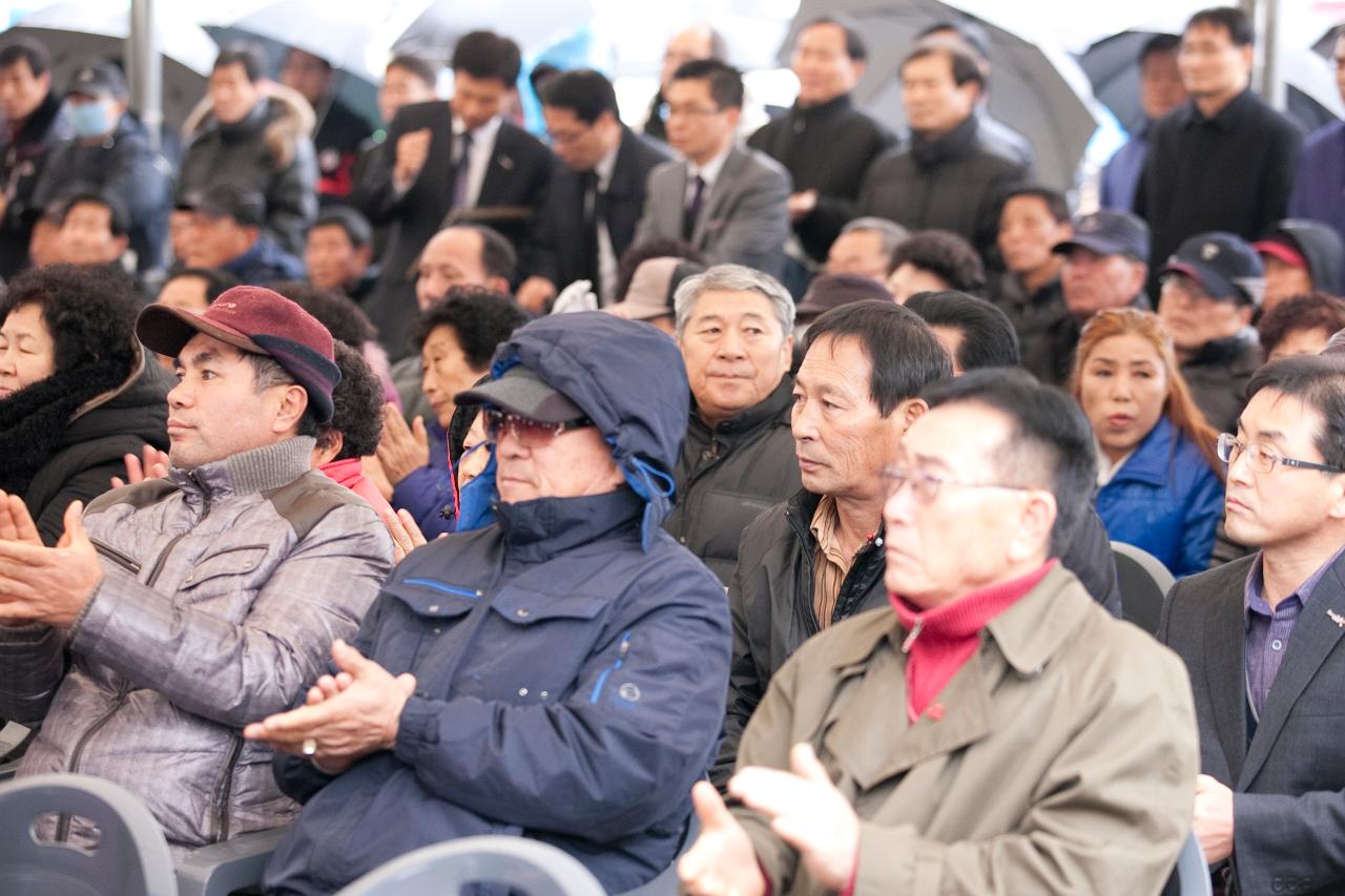 공연이 끝난후 박수를 치고있는 모습.