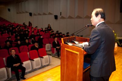 시장님께서 수료생들에게 연설을 하고 계신다.