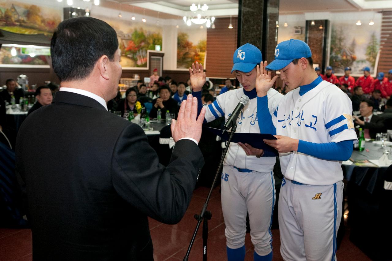 선서문 낭독중인 군산상고 야구부.