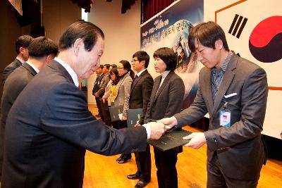 모든 표창과 함께 상품이 같이 주어진다.