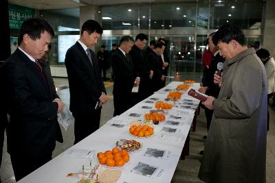 테이블을 중심으로 1렬로 서있는 참석자들.