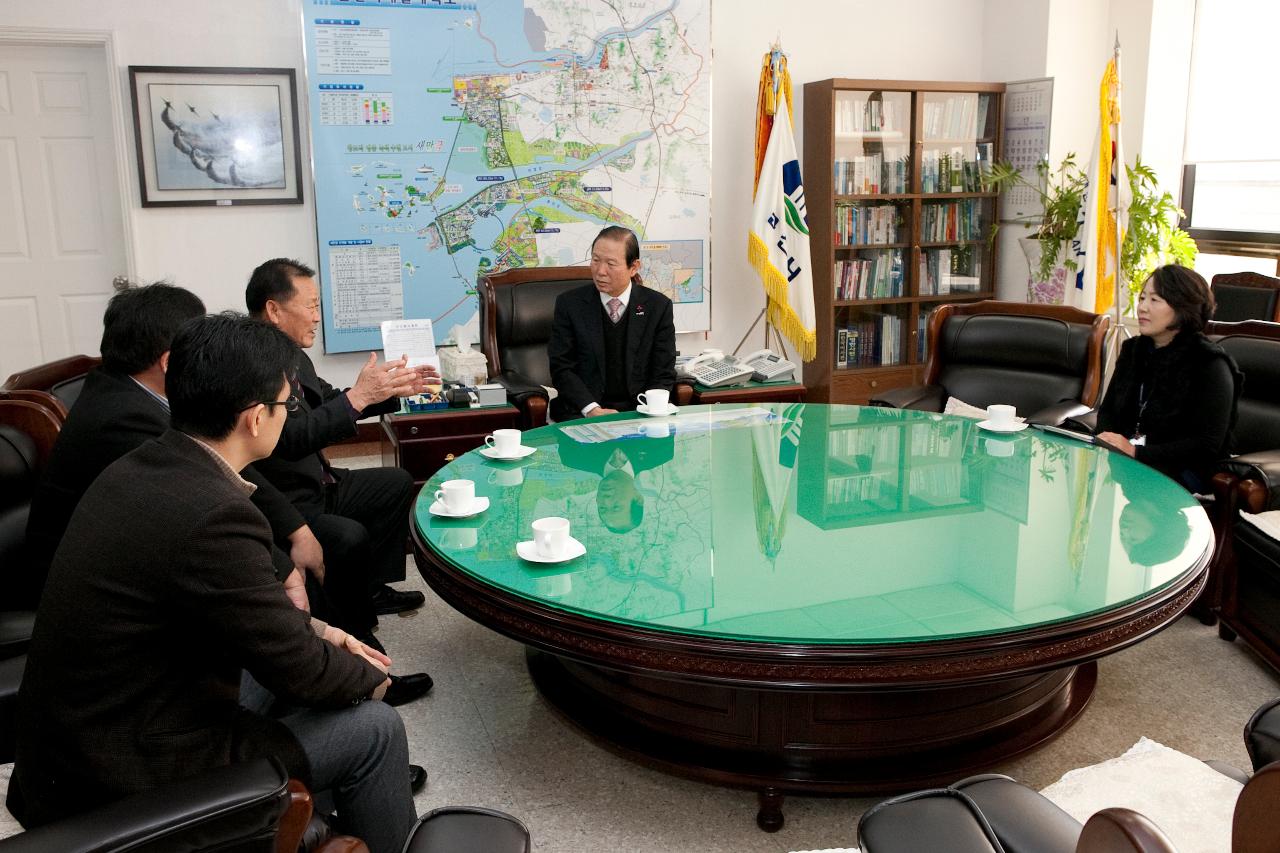 군산원예협동조합원과 대화중인 시장님.