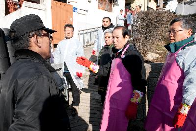 연탄배달 아저씨와 인사하는 시장님.