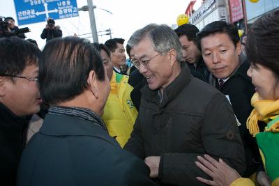 시장님과 문재인 후보께서 악수하고 계신다.