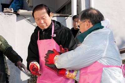 연탄을 넘겨받는 시장님.